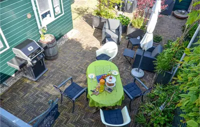 an overhead view of a table and chairs on a patio at Het Edamse Vissershuisje in Edam