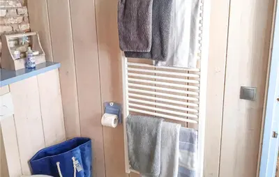 a bathroom with a towel rack and a window at Het Edamse Vissershuisje in Edam