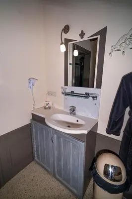 a bathroom with a sink and a mirror at Veldzicht in Winkel