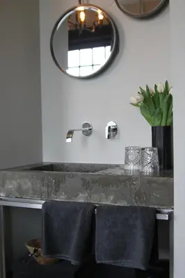 a bathroom with a sink and a mirror and towels at Het Spoorhuis Uithoorn in Uithoorn
