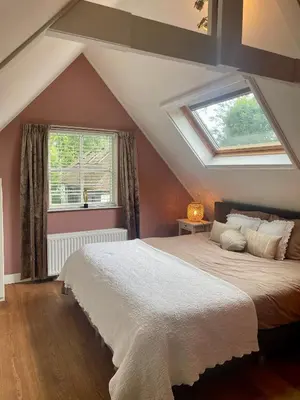 a bedroom with a large bed in a attic at Goditi La Vita in Hem