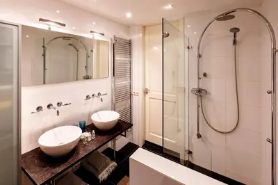 a bathroom with two sinks and a shower at B&B Wijk aan Duin in Beverwijk