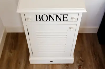 a white dresser with the name on it at B&B Wijk aan Duin in Beverwijk