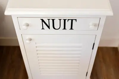 a white nightstand with the wordnet on it at B&B Wijk aan Duin in Beverwijk