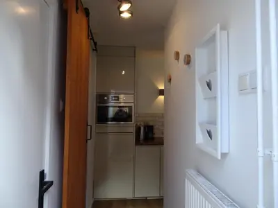 a small kitchen with an oven and a counter at Es Vedra in Noordwijk aan Zee