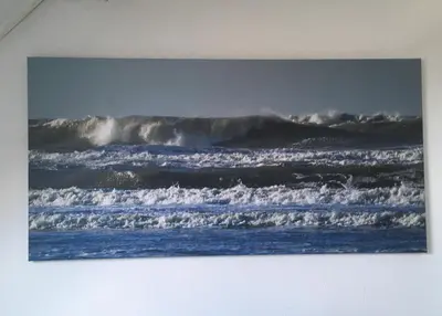 a painting of a wave in the ocean at Zomerhuis Rita in Egmond aan Zee