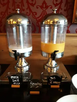 two lanterns sitting on top of a table at Hotel Restaurant de Engel in Lisse