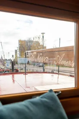 a window with the words with your senses written on it at B&B Vita Nova in Amersfoort