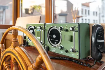 a green camera sitting on top of a wooden table at B&B Vita Nova in Amersfoort