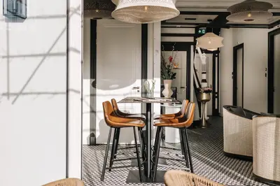 a dining room with a table and chairs at Boutique hotel Margretha in Zandvoort