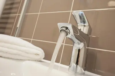 a water hose coming out of a bathroom faucet at Landgoed ISVW in Leusden