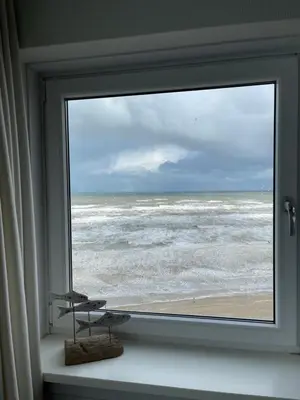 a window with a view of the ocean at De Steltloper in Zandvoort