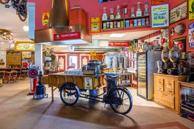 a bike parked in the middle of a store at De Rijper Eilanden in De Rijp