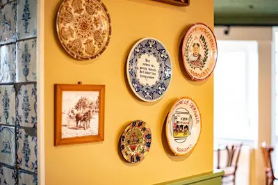a wall with plates hanging on a wall at Boutique Hotel Zaan in Zaandijk
