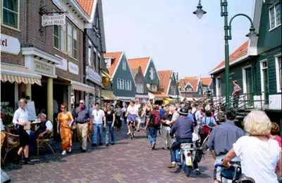 a large crowd of people walking down a street at Appartement Volendam in Volendam
