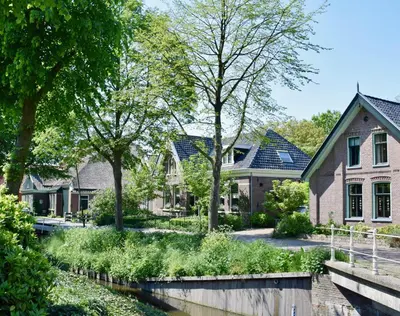 a row of houses next to a river at Het Twiscker Huys in Twisk