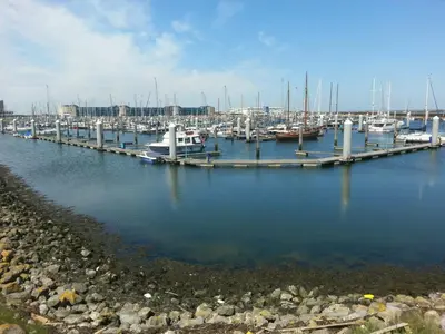 a group of boats docked at a marina at Chalet Dalile IJmuiden aan Zee vlakbij het strand in IJmuiden