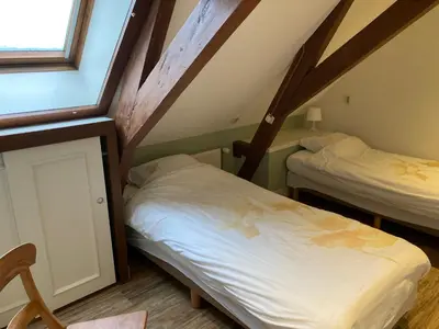 a small room with two beds and a window at Sint Nicolaashoeve in Nieuwveen