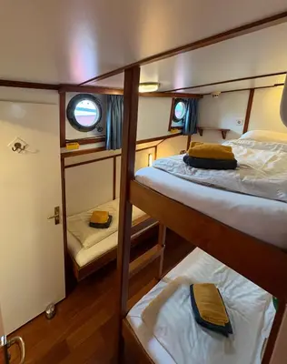 a bedroom with two bunk beds on a boat at Hotelboot Zwaan in Amsterdam