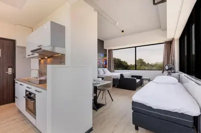 a small room with a bed and a kitchen at 2L De Blend in Utrecht