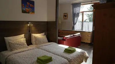 a hotel room with two beds with green towels on them at Bed & Breakfast Prins Hendrik (Zuidschermer) in Zuidschermer