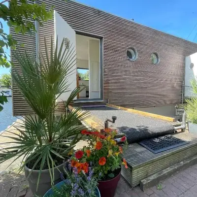 Newly renovated houseboat The Waterhouse