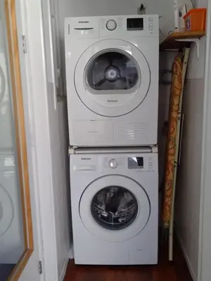 a washing machine and a dryer in a room at Appartementen Dorp & Duin in Egmond aan Zee