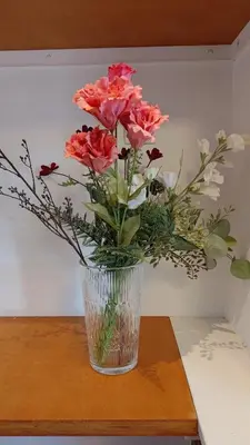 a vase of flowers sitting on top of a table at Appartementen Dorp & Duin in Egmond aan Zee