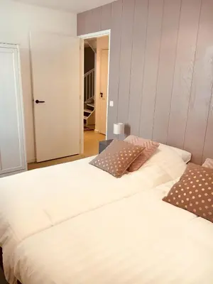 two beds sitting next to each other in a bedroom at Vakantiehuis Witsand 1 in Egmond aan Zee