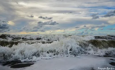 a group of waves in the ocean on the beach at Vakantiehuis Witsand 1 in Egmond aan Zee