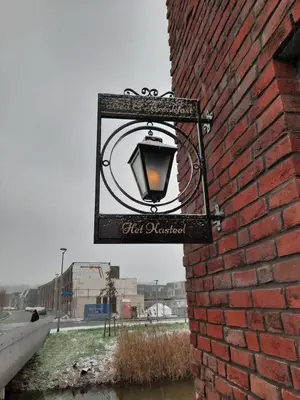 a street light attached to a brick wall at B&B Het kasteel in Almere