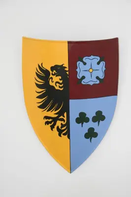 a shield with the symbols of ireland and clover at B&B Het kasteel in Almere