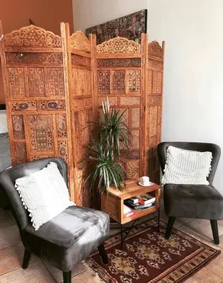 a room with two chairs and a bed and a table at De Pelgrimsplaats in Leiden