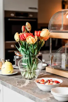 a vase filled with flowers sitting on a counter at de Logerie in Enkhuizen