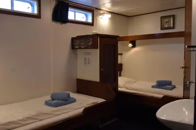 a bathroom with two bunk beds and a sink at MPS Flora in Amsterdam