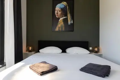 a bedroom with a bed with two towels on it at Hotel en Stadscafé de Dam l Hotel Monnickendam in Monnickendam