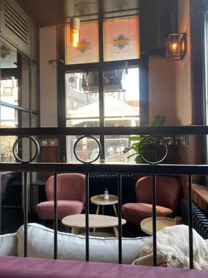 a room with chairs and tables and a window at Hotel en Stadscafé de Dam l Hotel Monnickendam in Monnickendam