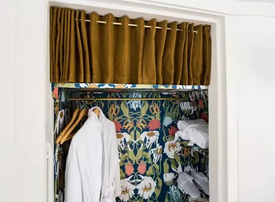 a room with a curtain and a closet with clothes at SWEETS - Kinkerbrug in Amsterdam
