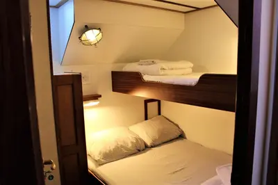 two bunk beds in a small room with a window at Felicitas in Amsterdam
