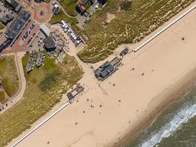 an overhead view of a beach and the ocean at Neptunus Appartementen in Bergen aan Zee