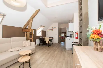 a living room with a white couch and a table at Apud nos Domi in Polsbroek