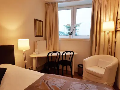 a hotel room with a bed and a table and chairs at B&B Wladimir Studios in Amsterdam