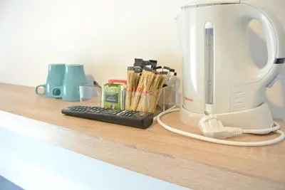 a mixer on a wooden shelf next to a keyboard at Bed&Breakfast aan Strand in Katwijk aan Zee