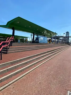 a row of benches with a green roof at Hotel de Keizerskroon Amsterdam-Schiphol-Halfweg in Halfweg