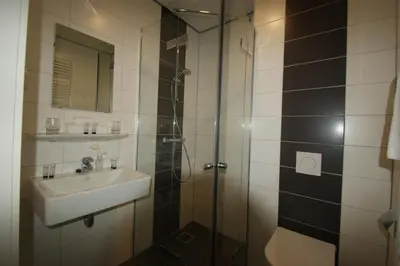 a bathroom with a sink and a shower at Hotel de Keizerskroon Amsterdam-Schiphol-Halfweg in Halfweg