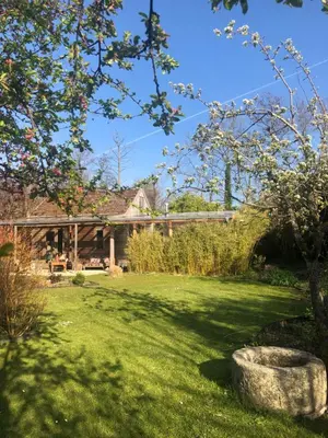 a garden with a house in the background at De Aagt Tuyn in Schoorl