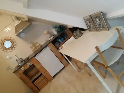 an overhead view of a kitchen with a table and a chair at Gastenverblijf appartement tussen Alkmaar en Hoorn in Oterleek