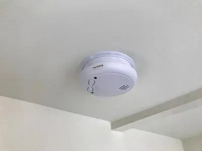 a ceiling with a smoke detector on a white ceiling at Ferienhaus Glücklich am Meer 3 mit Wellnesszugang in Egmond aan Zee