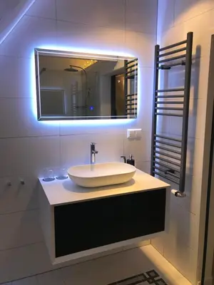 a bathroom with a sink and a mirror at Nabij de Molen in Wijdenes