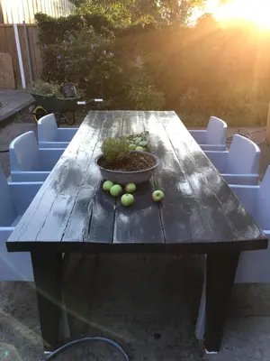 a wooden table with a bowl of apples on it at Nabij de Molen in Wijdenes